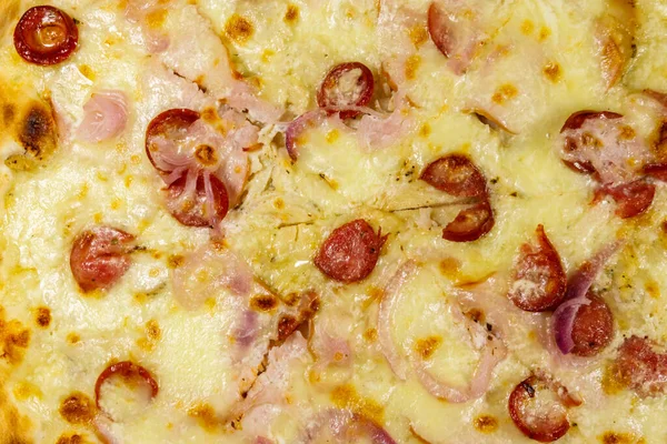 Textura Una Deliciosa Pizza Fresca Con Salchicha Cebolla Roja Queso —  Fotos de Stock