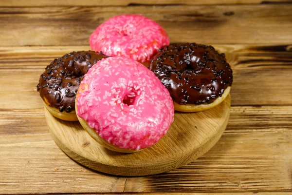 Rosado Saboroso Donuts Chocolate Uma Mesa Madeira — Fotografia de Stock