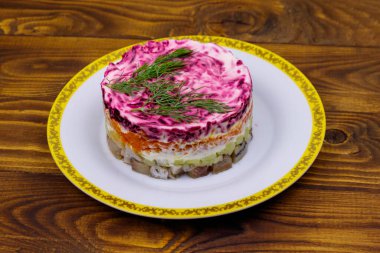 Geleneksel Rus salatası 