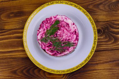 Geleneksel Rus salatası 