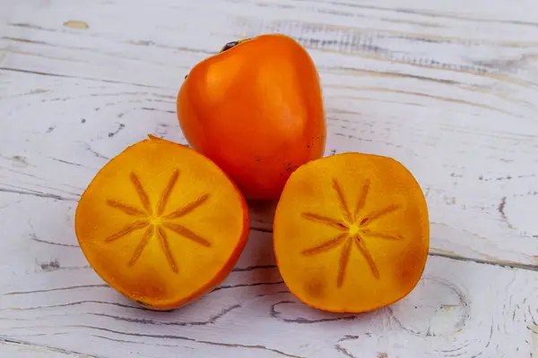 Sabrosas Frutas Caqui Maduras Sobre Una Mesa Madera Blanca —  Fotos de Stock