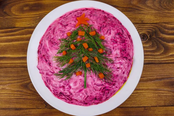 Geleneksel Rus Salatası Kürk Mantosunun Altındaki Ringa Shuba Tahta Masada — Stok fotoğraf