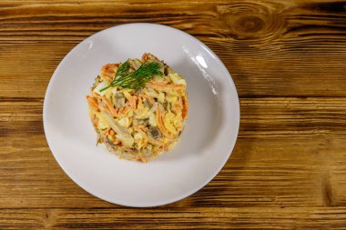 Tavuk göğsü, kızarmış mantar, havuç rendelenmiş peynir, yumurta ve mayonezli lezzetli salata. Üst görünüm