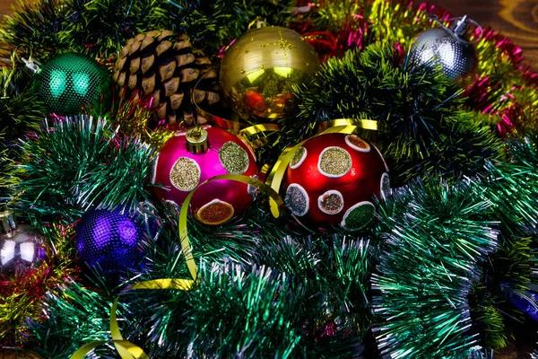 Рождественская Композиция Рождественскими Безделушками Разноцветной Мишурой Рождественские Шары Яркой Мишуре — стоковое фото