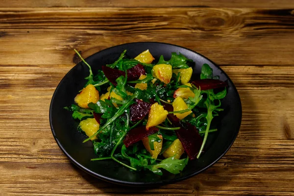 Sabrosa Ensalada Rúcula Fresca Remolacha Naranjas Sobre Mesa Madera Comida —  Fotos de Stock