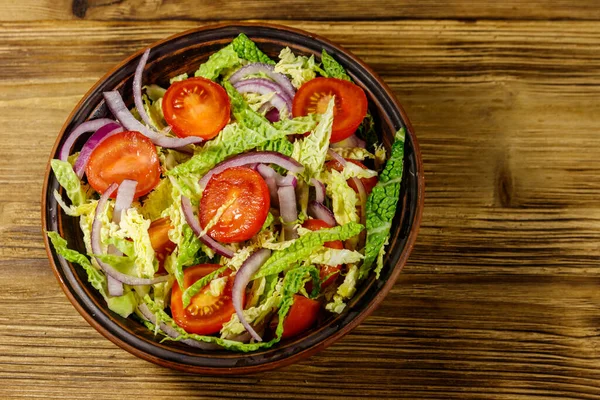 Savoy Lahanalı Sağlıklı Salata Vişneli Domates Kırmızı Soğan Ahşap Masada — Stok fotoğraf