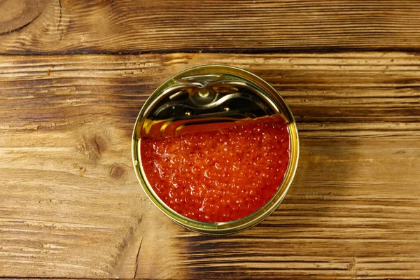 Lata Aberta Com Caviar Vermelho Mesa Madeira Vista Superior — Fotografia de Stock
