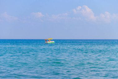 Genç çift Karadeniz, Ukrayna 'da bir pedallı teknede
