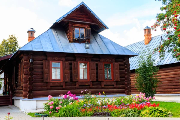 Stary Drewniany Dom Rosyjskiej Wiosce — Zdjęcie stockowe