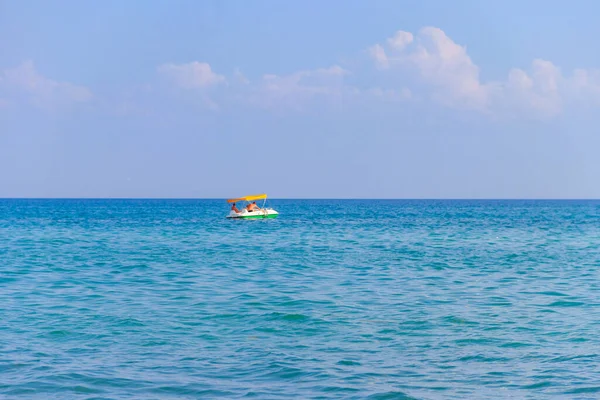 Genç çift Karadeniz, Ukrayna 'da bir pedallı teknede