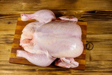 Tavuğu ahşap bir masada çiğ çiğ yedim. Üst görünüm