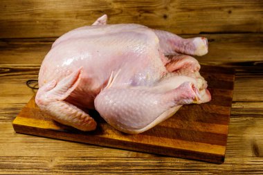 Tavuğu ahşap bir masada çiğ çiğ yedim.