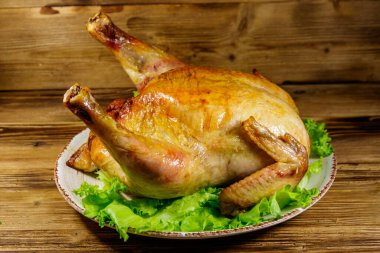 Tavuğun tamamını ahşap bir masada pişirdim.