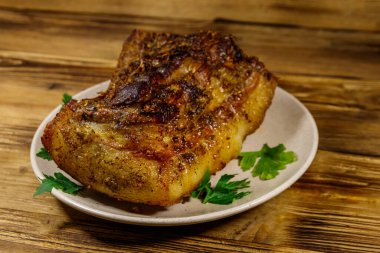 Ahşap bir masada pişmiş domuz göbeği.