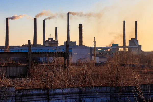 Blick Auf Eine Alte Fabrik Mit Pfeifen Mit Rauch Luftverschmutzung — Stockfoto