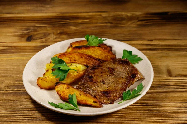 Tahta Masada Patates Dilimli Kızarmış Biftek — Stok fotoğraf