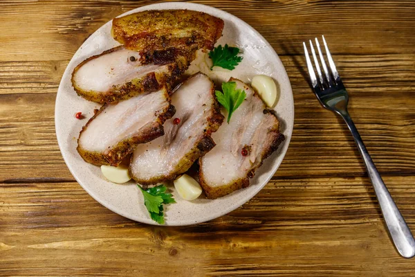 Ahşap bir masada pişmiş domuz göbeği. Üst görünüm