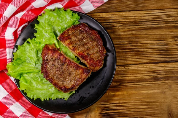 Steaks Porc Grillés Avec Des Feuilles Laitue Sur Une Table — Photo