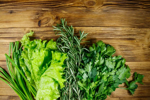 Frische Petersilie Salatblätter Grüne Zwiebeln Und Rosmarinkräuter Auf Dem Holztisch — Stockfoto