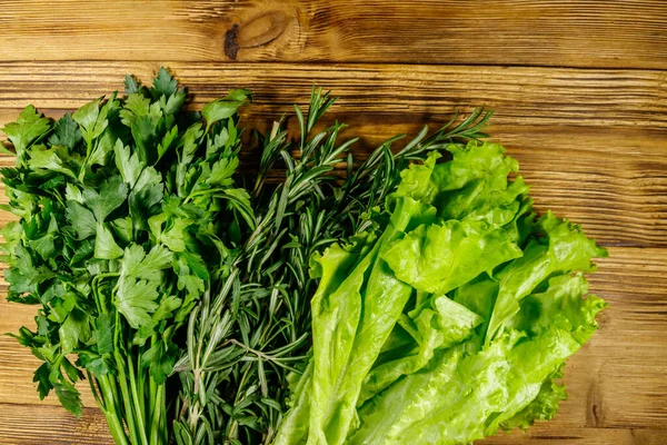 Frische Grüne Petersilie Salatblätter Und Rosmarinkräuter Auf Einem Holztisch Ansicht — Stockfoto