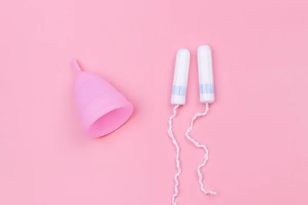 Rosa Wiederverwendbare Silikon Menstruationstasse Und Tampons Auf Rosa Hintergrund Ansicht — Stockfoto