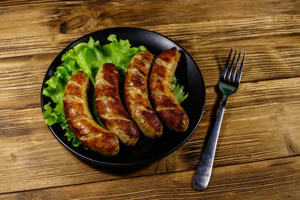 Leckere Grillwürste Auf Einem Holztisch — Stockfoto