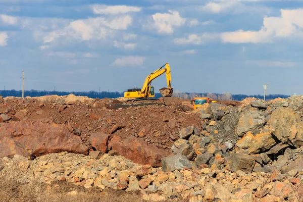 Big Yellow Excavator Working Iron Ore Quarry Mining Industry — Stock Photo, Image