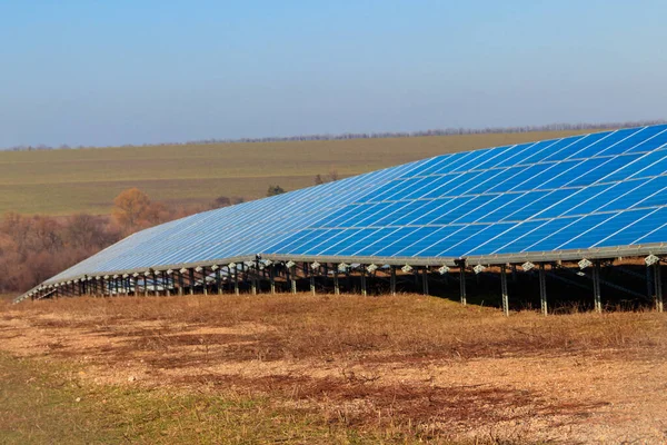 Rzędy Paneli Słonecznych Elektrowni Słonecznej Moduły Fotowoltaiczne Dla Innowacyjnej Energii — Zdjęcie stockowe