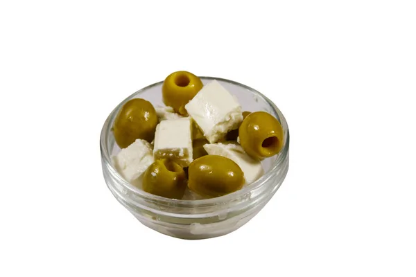 Feta Cubetti Formaggio Con Olive Verdi Ciotola Vetro Isolato Sfondo — Foto Stock