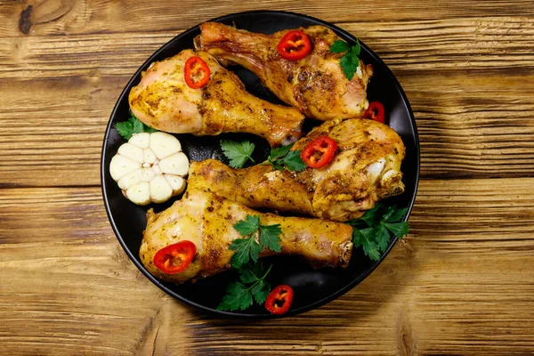 Geroosterde Kippendrumsticks Met Specerijen Een Zwarte Plaat Een Houten Tafel — Stockfoto