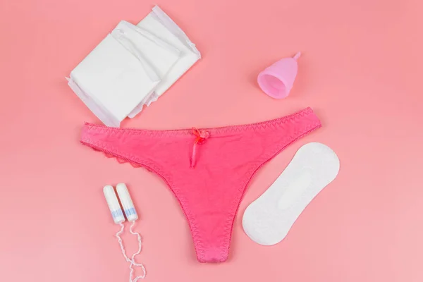 Calcinhas Femininas Com Copos Menstruais Absorventes Higiênicos Tampões Fundo Rosa — Fotografia de Stock