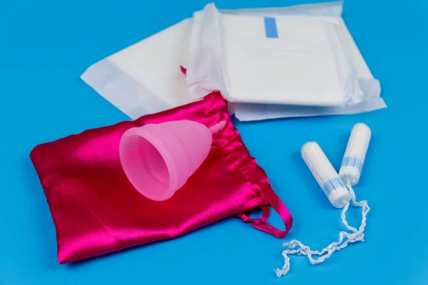 Almofada Sanitária Tampões Copo Menstrual Fundo Azul Conceito Dias Críticos — Fotografia de Stock