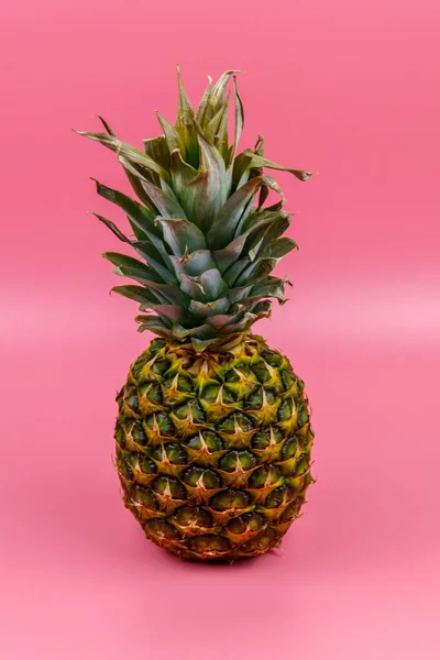 Intero Ananas Sfondo Rosa — Foto Stock