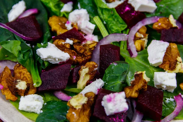 Primer Plano Sabrosa Ensalada Espinacas Con Remolacha Hervida Queso Feta —  Fotos de Stock