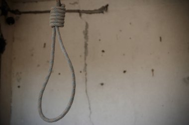 Terk edilmiş dairenin tavanından sarkan ölümcül döngü. İntihar kavramı, umutsuzluk.