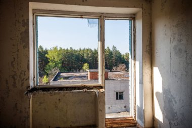 Terk edilmiş eski dairenin içinde.