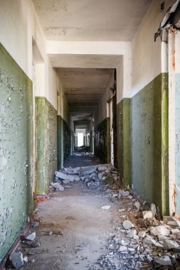 Terk edilmiş evin uzun koridoru.