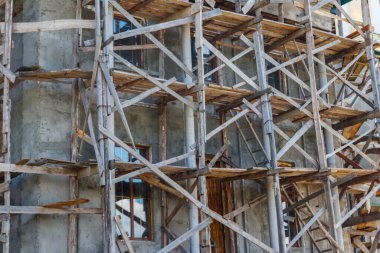 Eski ahşap iskeleli eski binanın yeniden inşası