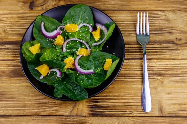 Lekkere Salade Met Spinazie Sinaasappel Rode Sesamzaad Houten Tafel Bovenaanzicht — Stockfoto