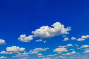 Mavi gökyüzünde beyaz bulutlar