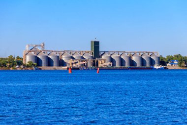 Dinyeper nehrinin kıyısında tahıl depolamak için modern ambarlar