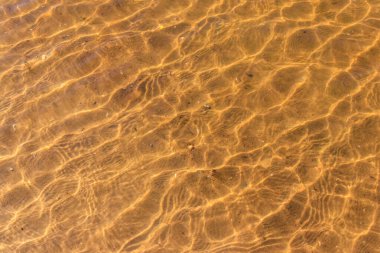 Arka plan için kum tabanlı dalgalı deniz suyu dokusu