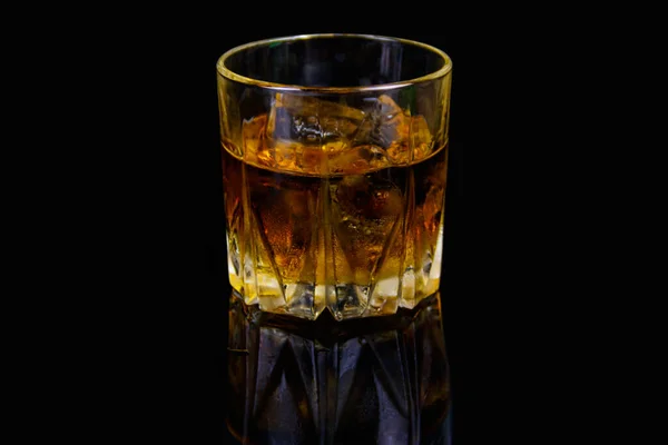 Склянка Віскі Льодом Чорному Тлі — стокове фото