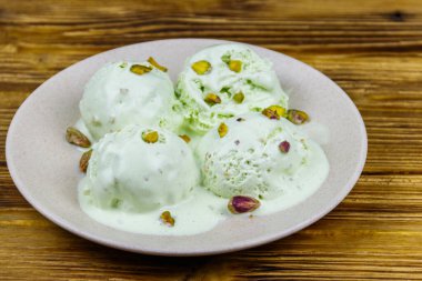 Ahşap masada fıstıklı dondurma.