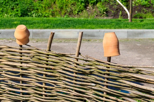 Jarras Arcilla Una Cerca Mimbre Madera Decoración Rural Tradicional Ucraniana —  Fotos de Stock