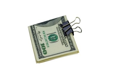Beyaz arka planda izole edilmiş 100 dolarlık Amerikan banknotları.