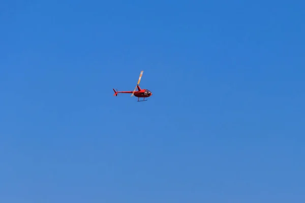 青空にオレンジのヘリコプターを飛んで — ストック写真
