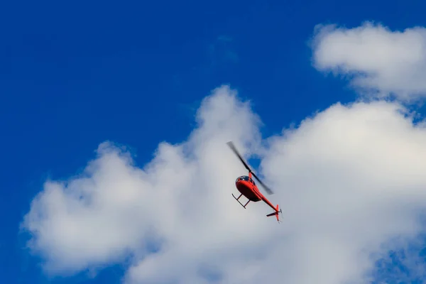 Vliegende Oranje Helikopter Blauwe Lucht — Stockfoto