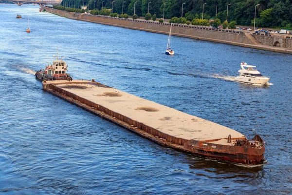 Barca Longa Pesada Navegando Rio Dnieper Kiev Ucrânia — Fotografia de Stock