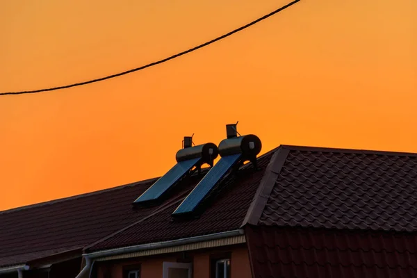 Solvärmda Varmvattenberedare Ett Bostadshus Tak Vid Solnedgången Förnybar Energi För — Stockfoto